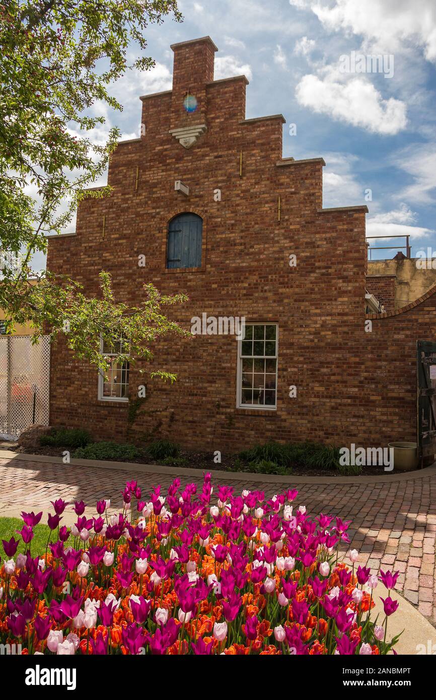 Il 2 maggio 2019, Pella, Iowa, USA. Tulip Time Festival sfilata di Pella della comunità olandese, la vista di una facciata di un edificio in una architettura olandese style Foto Stock