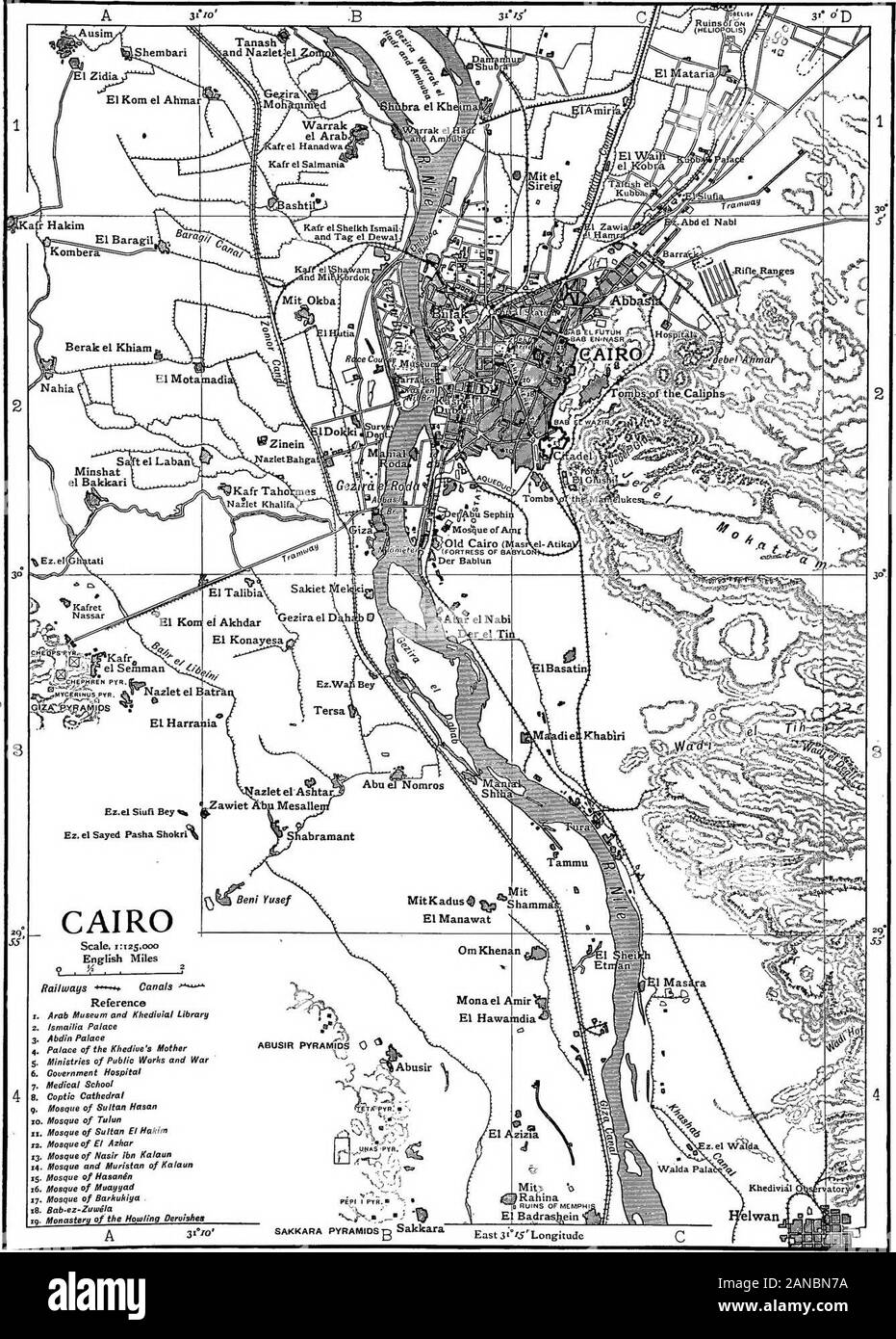 Il encyclopdia britannica; un dizionario delle arti, delle scienze della letteratura e informazioni generali . etworkor arabesque tracery sono parzialmente in rovina, rand,l'mpsquesjat-tached tq essi sono anche parzialmente in rovina.; il capo tomba mogguesare quelli del sultano B^rkuk, ;con due dome^-e due. piinarets,completato a.d. 1410, ,^pd!che di Kait Bey (c. 1470), con minareto aslender 13 s ft. alta. ^Tbis moschea, era, carefidly ri-S|toi;e.d iniSgS. A sud il pf;ptadel è anpther gruppo di tomba-moschee noto come tjtie, tqnjb^, di ithef Mamelucchi, ^hey arearchitecturaHy pf meno interessante thpse del,?*( caJiphs, Foto Stock