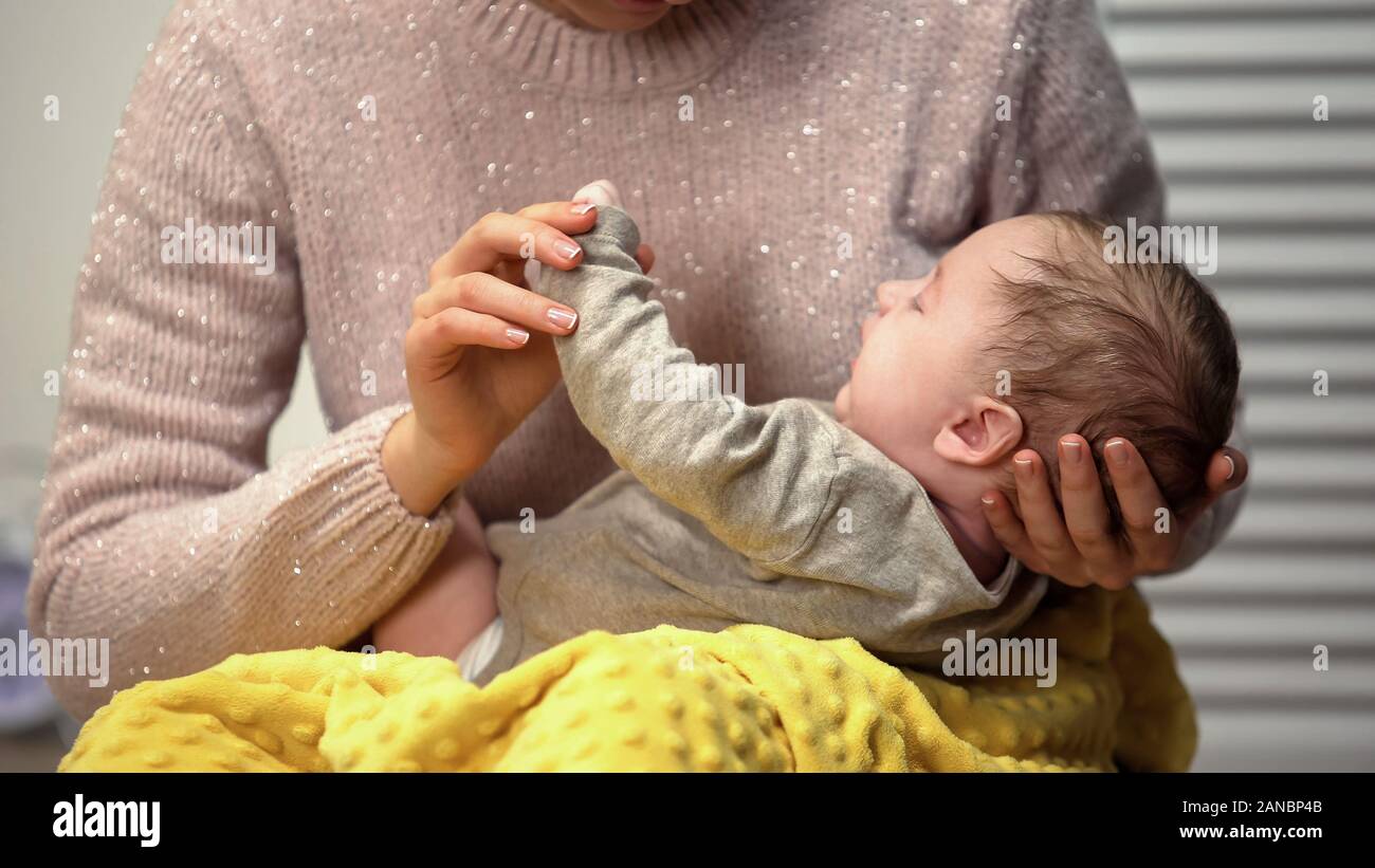 Madre giocando con il neonato, sviluppo precoce, godendo della maternità Foto Stock