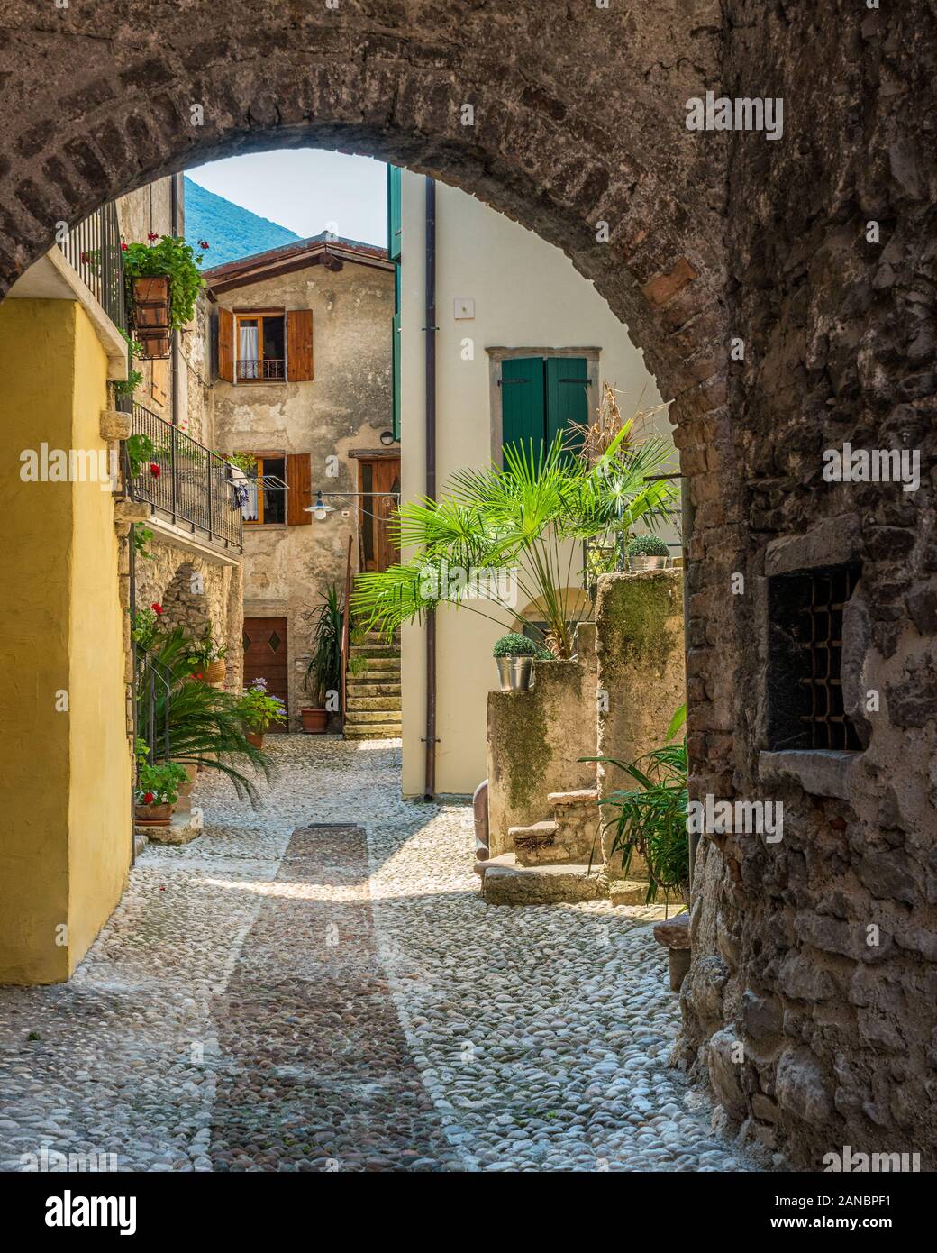 Idillica vista sul Cassone di Malcesine, bel villaggio sul lago di Garda. Veneto, Provincia di Verona, Italia. Foto Stock