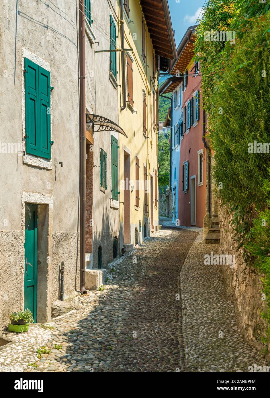 Idillica vista sul Cassone di Malcesine, bel villaggio sul lago di Garda. Veneto, Provincia di Verona, Italia. Foto Stock