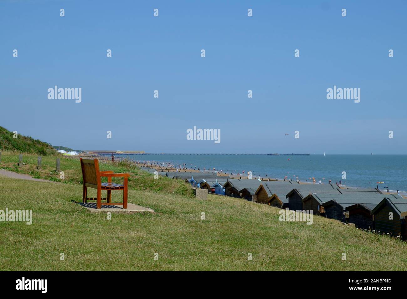 La spiaggia e il mare a Frinton on-mare durante una calda estate britannica del giorno Foto Stock