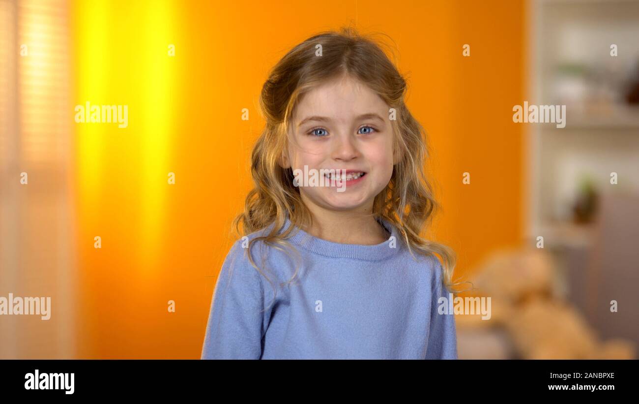 Adorabile bambina che mostra i denti sani per telecamera Odontoiatria infantile e igiene orale Foto Stock