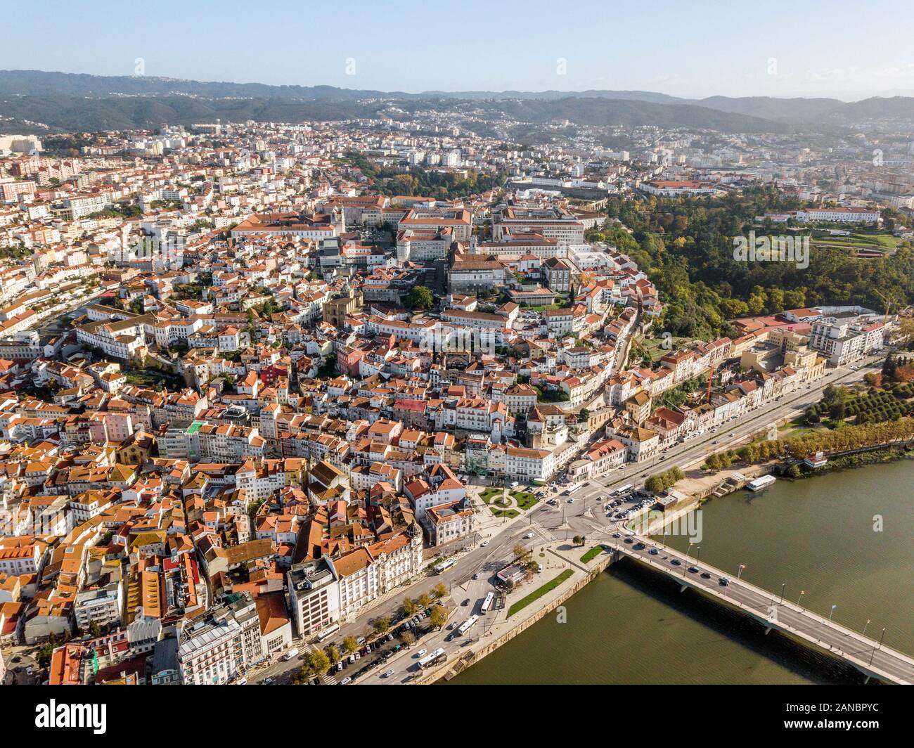 Vista aerea del centro storico di Coimbra durante la giornata di sole, Portogallo Foto Stock