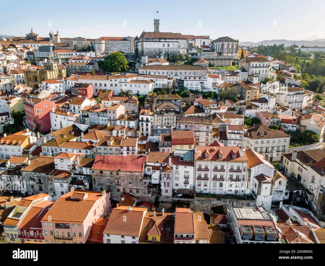 Vista aerea del centro storico di Coimbra durante la giornata di sole, Portogallo Foto Stock