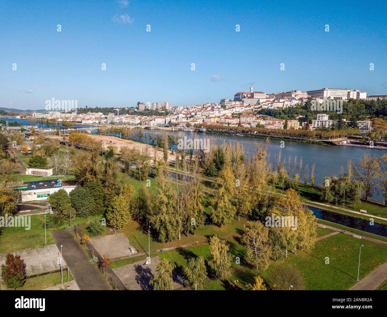 Vista aerea del centro storico di Coimbra durante la giornata di sole, Portogallo Foto Stock