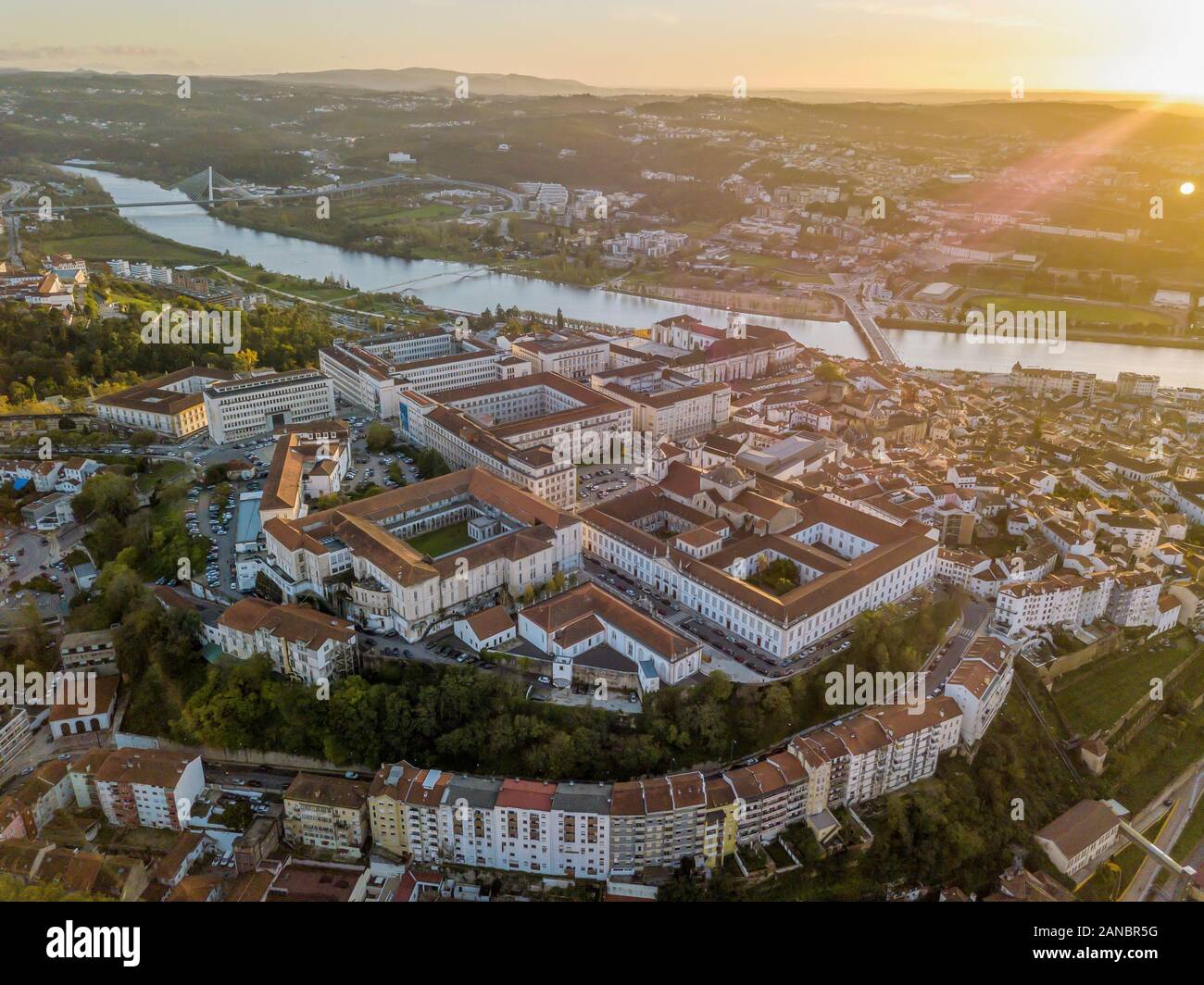 Vista aerea di Coimbra con università in cima della collina al tramonto, Portogallo Foto Stock