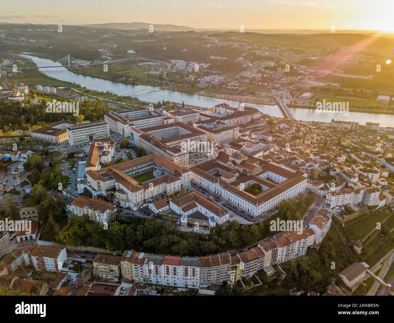 Vista aerea di Coimbra con università in cima della collina al tramonto, Portogallo Foto Stock