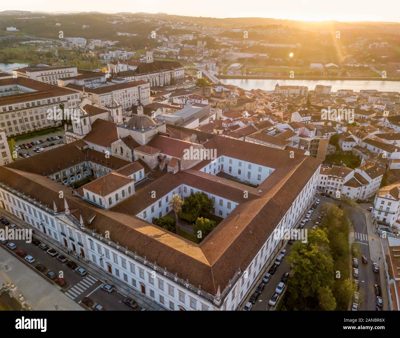 Vista aerea di Coimbra con università in cima della collina al tramonto, Portogallo Foto Stock
