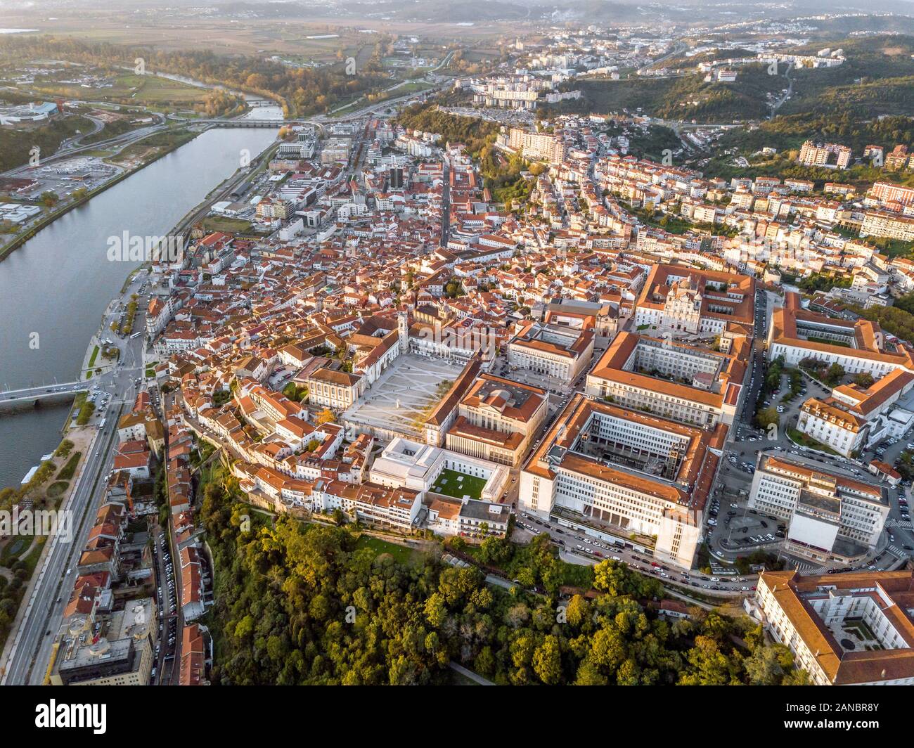 Vista aerea di Coimbra con università in cima della collina al tramonto, Portogallo Foto Stock