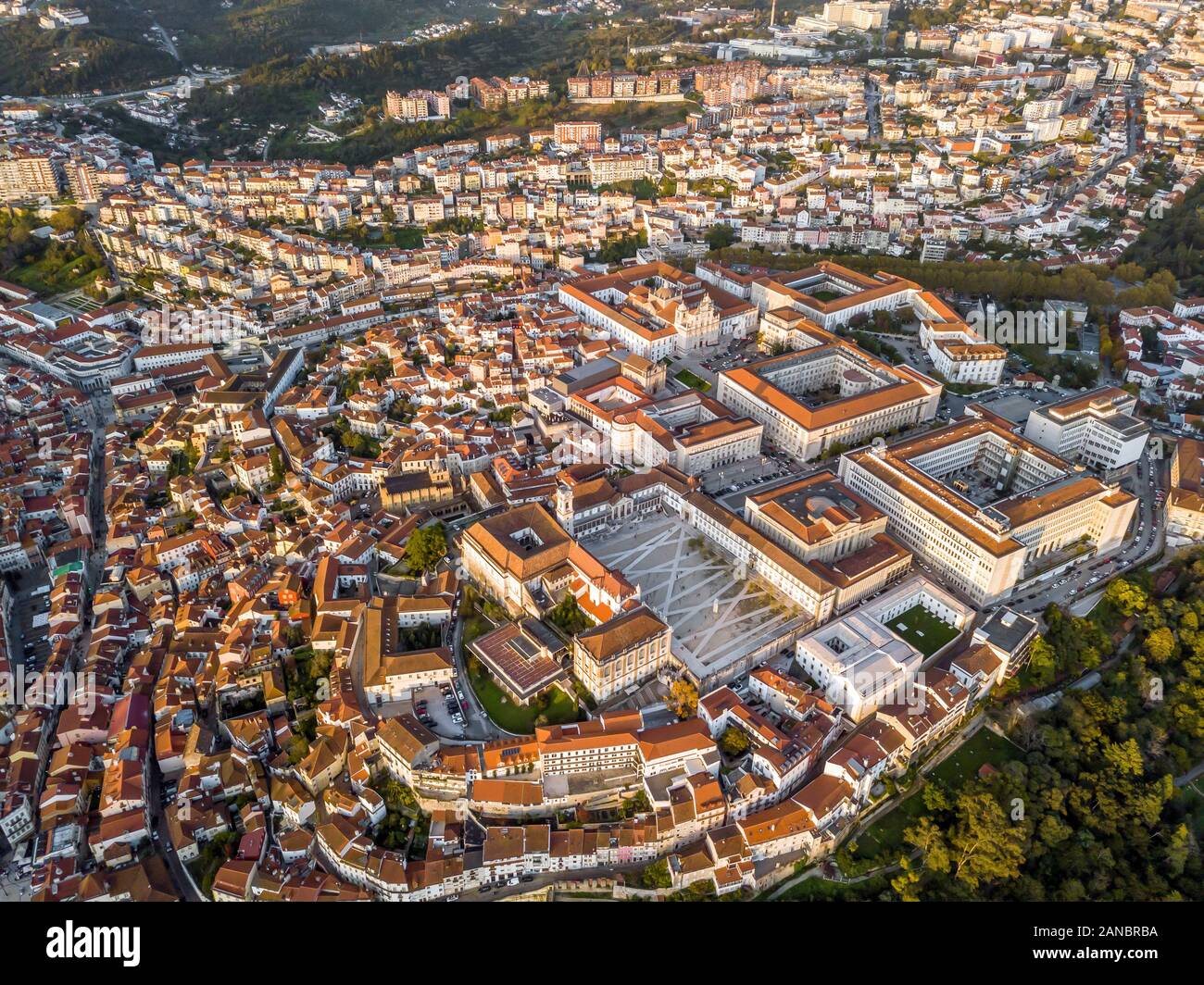 Vista aerea di Coimbra con università in cima della collina al tramonto, Portogallo Foto Stock