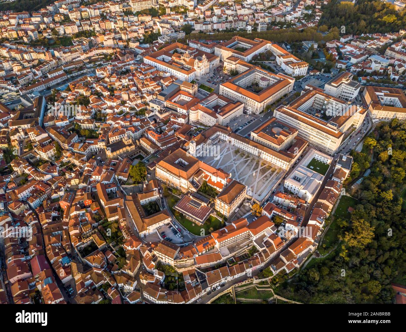 Vista aerea di Coimbra con università in cima della collina al tramonto, Portogallo Foto Stock