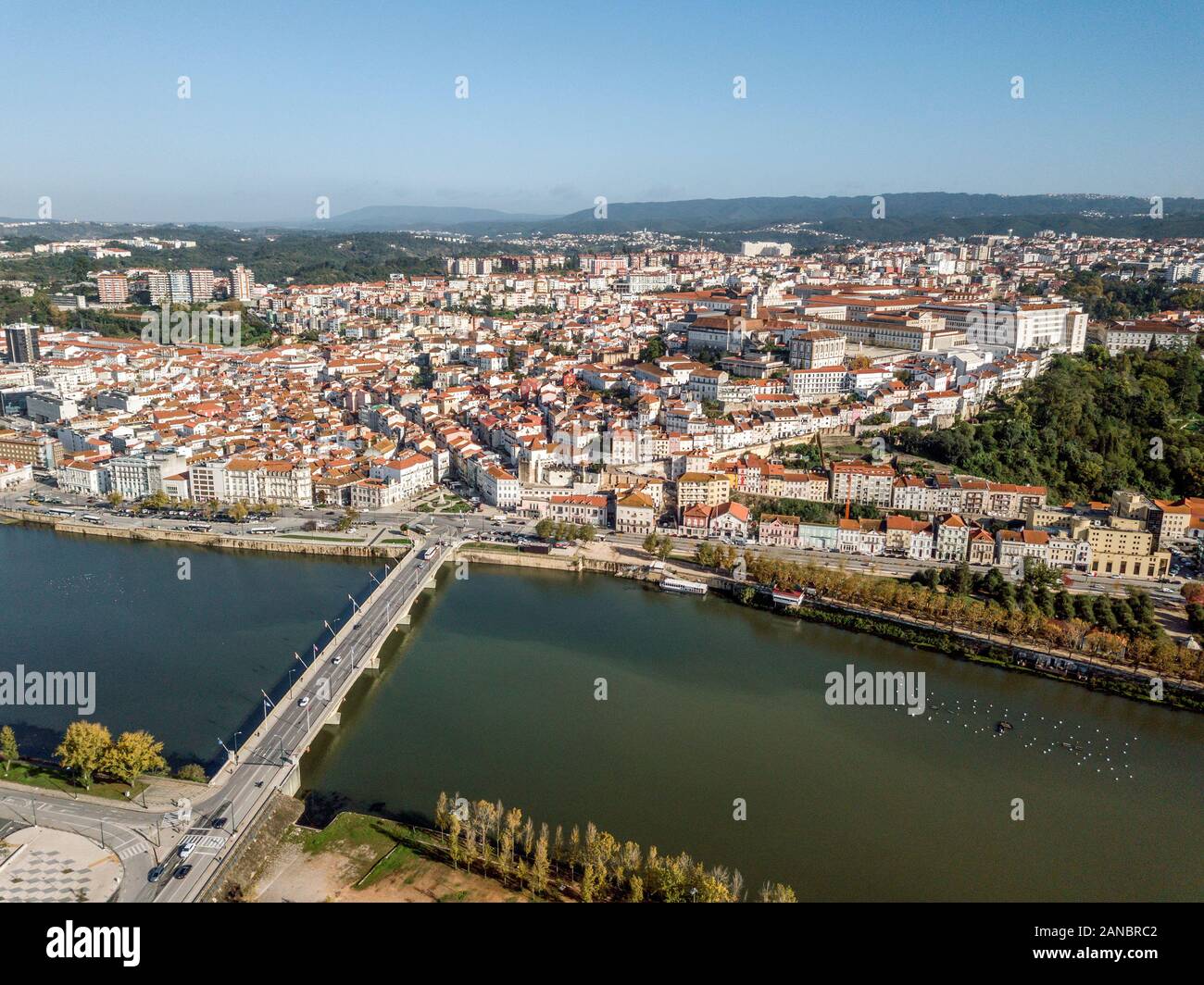 Vista aerea del centro storico di Coimbra durante la giornata di sole, Portogallo Foto Stock