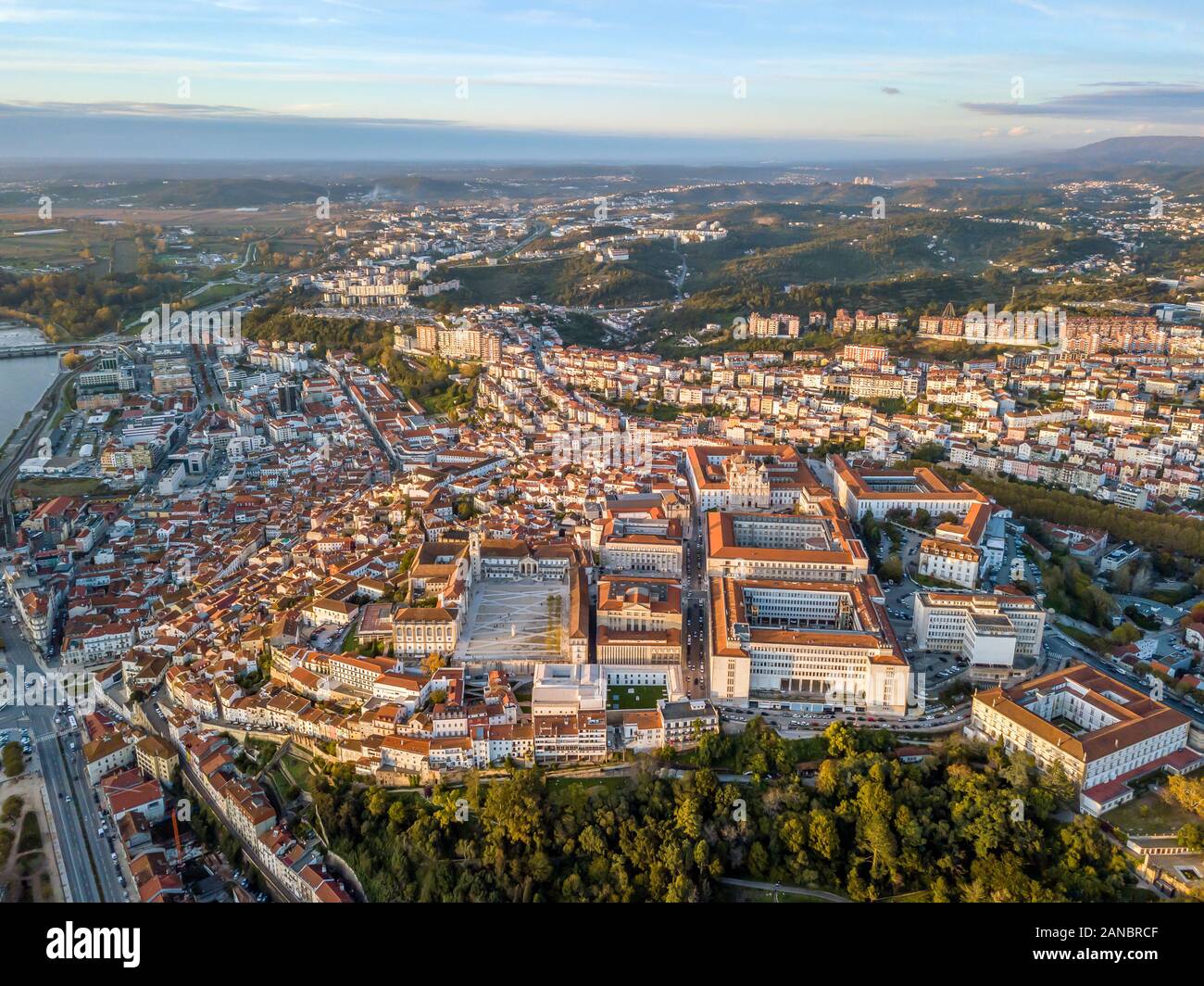 Vista aerea di Coimbra con università in cima della collina al tramonto, Portogallo Foto Stock