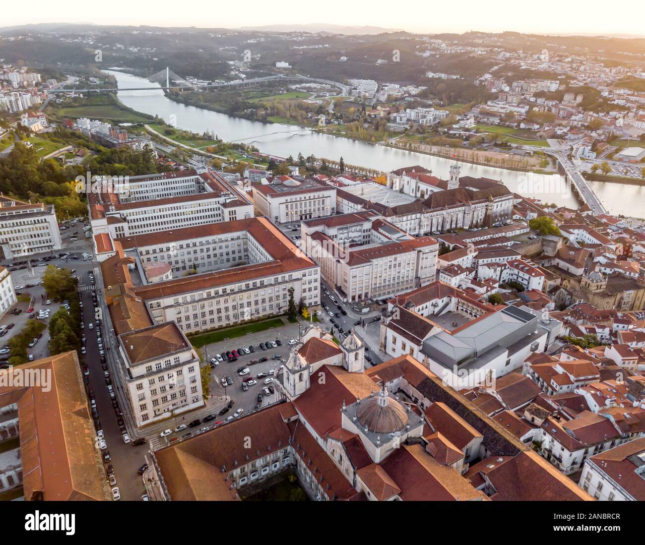 Vista aerea di Coimbra con università in cima della collina al tramonto, Portogallo Foto Stock