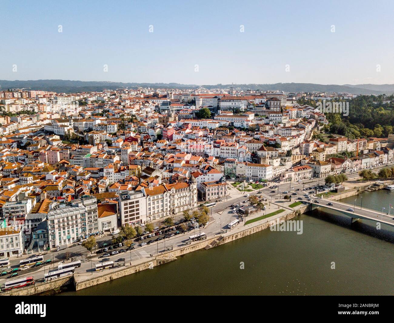 Vista aerea del centro storico di Coimbra durante la giornata di sole, Portogallo Foto Stock