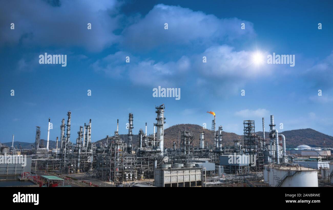 Petrolio e gas industriali zona di raffineria,dettaglio di apparecchiature oleodotto di acciaio con valvola dal grande serbatoio di accumulo di olio Foto Stock
