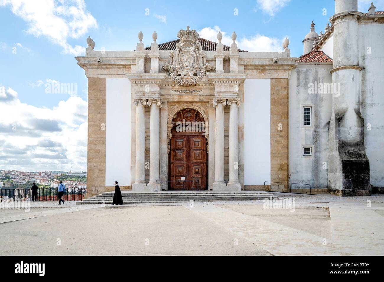 Uno studente in stoffa tradizionale a piedi attraverso Università di Coimbra - una delle più antiche università in Europa, Portogallo Foto Stock