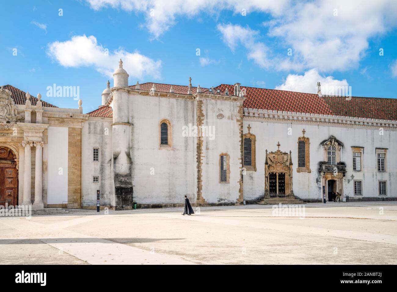 Uno studente in stoffa tradizionale a piedi attraverso Università di Coimbra - una delle più antiche università in Europa, Portogallo Foto Stock