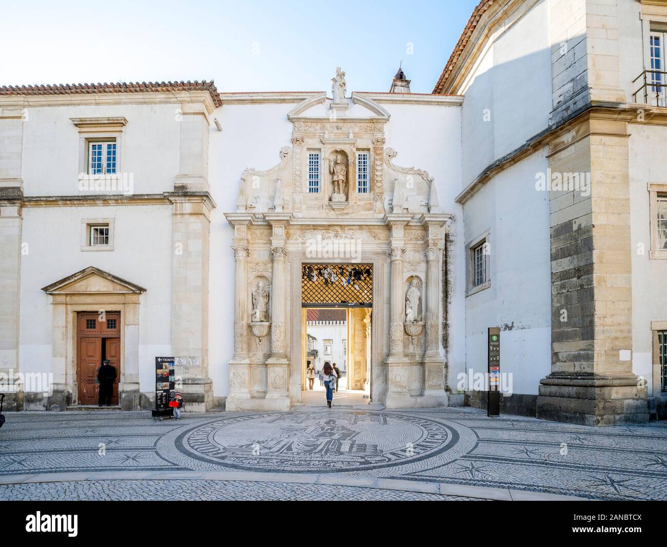 Cancello di ingresso alla Università di Coimbra - una delle più antiche università in Europa, Portogallo Foto Stock