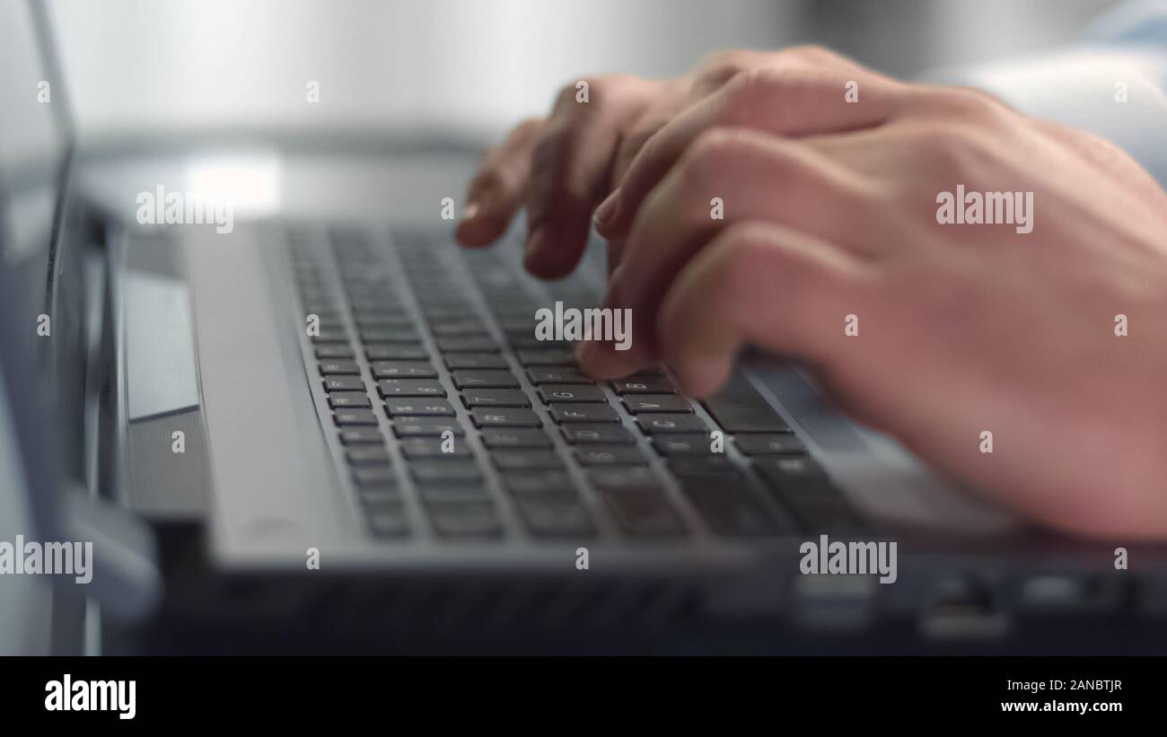 Imprenditore mani digitando su laptop, premendo i pulsanti sulla tastiera, internet Foto Stock