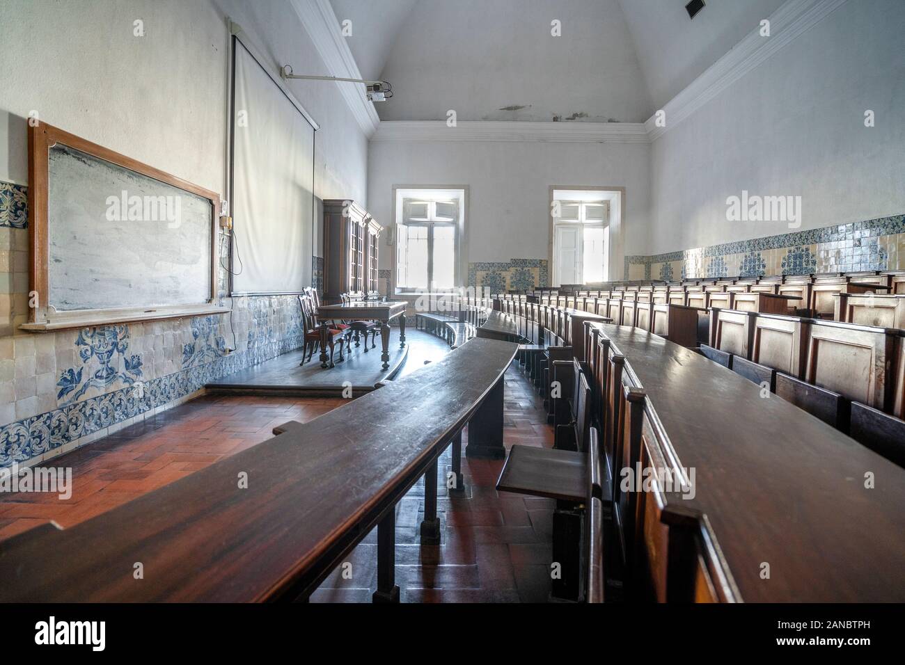 Empty auditorium nell Università di Coimbra - una delle più antiche università in Europa, Portogallo Foto Stock