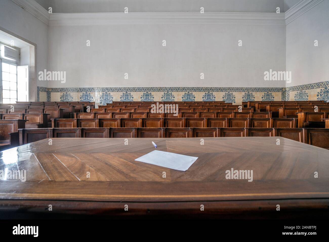 Empty auditorium nell Università di Coimbra - una delle più antiche università in Europa, Portogallo Foto Stock