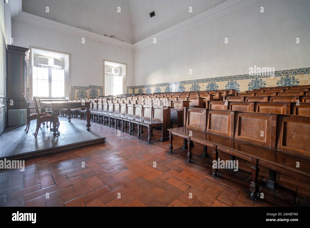 Empty auditorium nell Università di Coimbra - una delle più antiche università in Europa, Portogallo Foto Stock