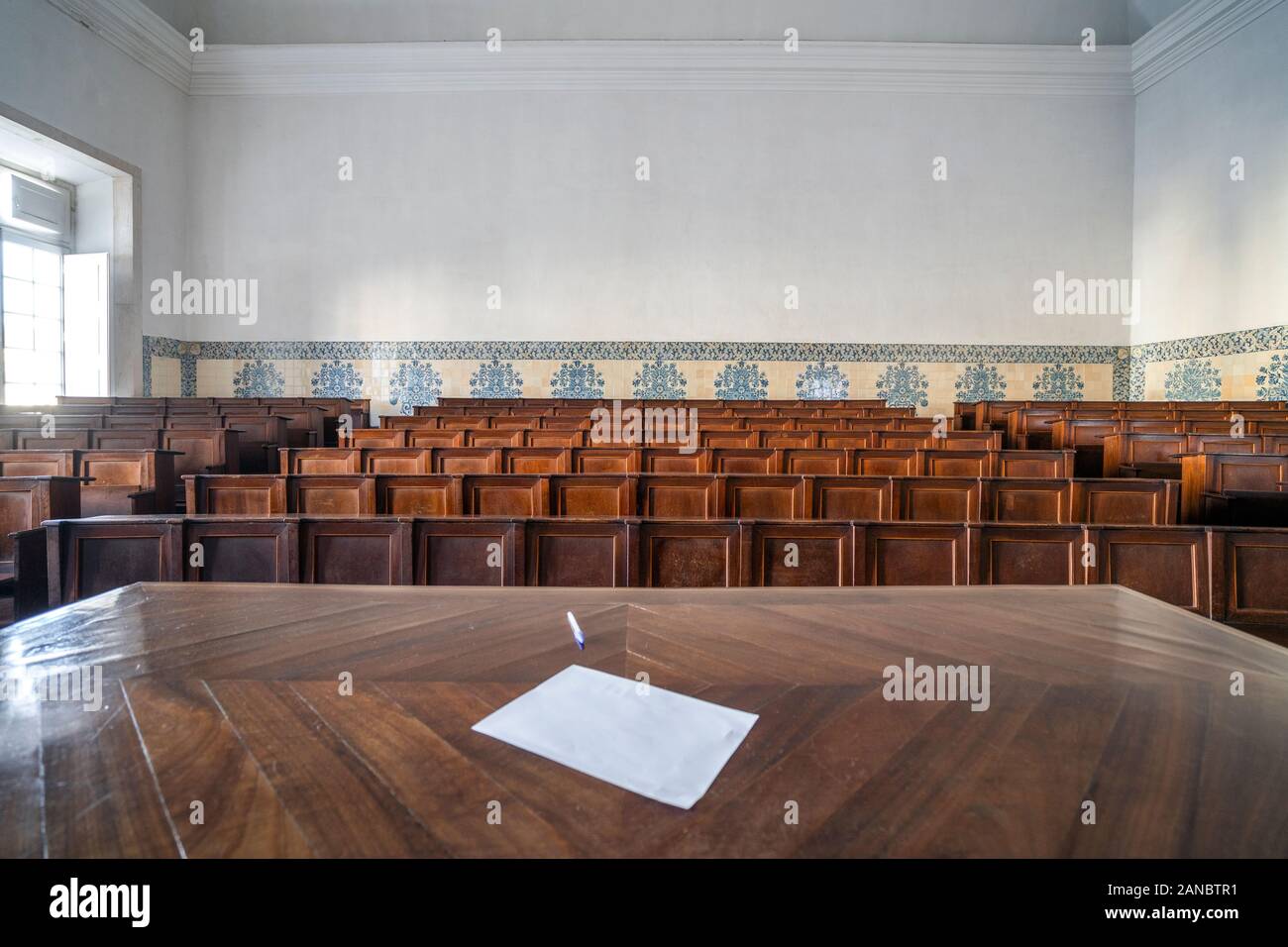 Empty auditorium nell Università di Coimbra - una delle più antiche università in Europa, Portogallo Foto Stock