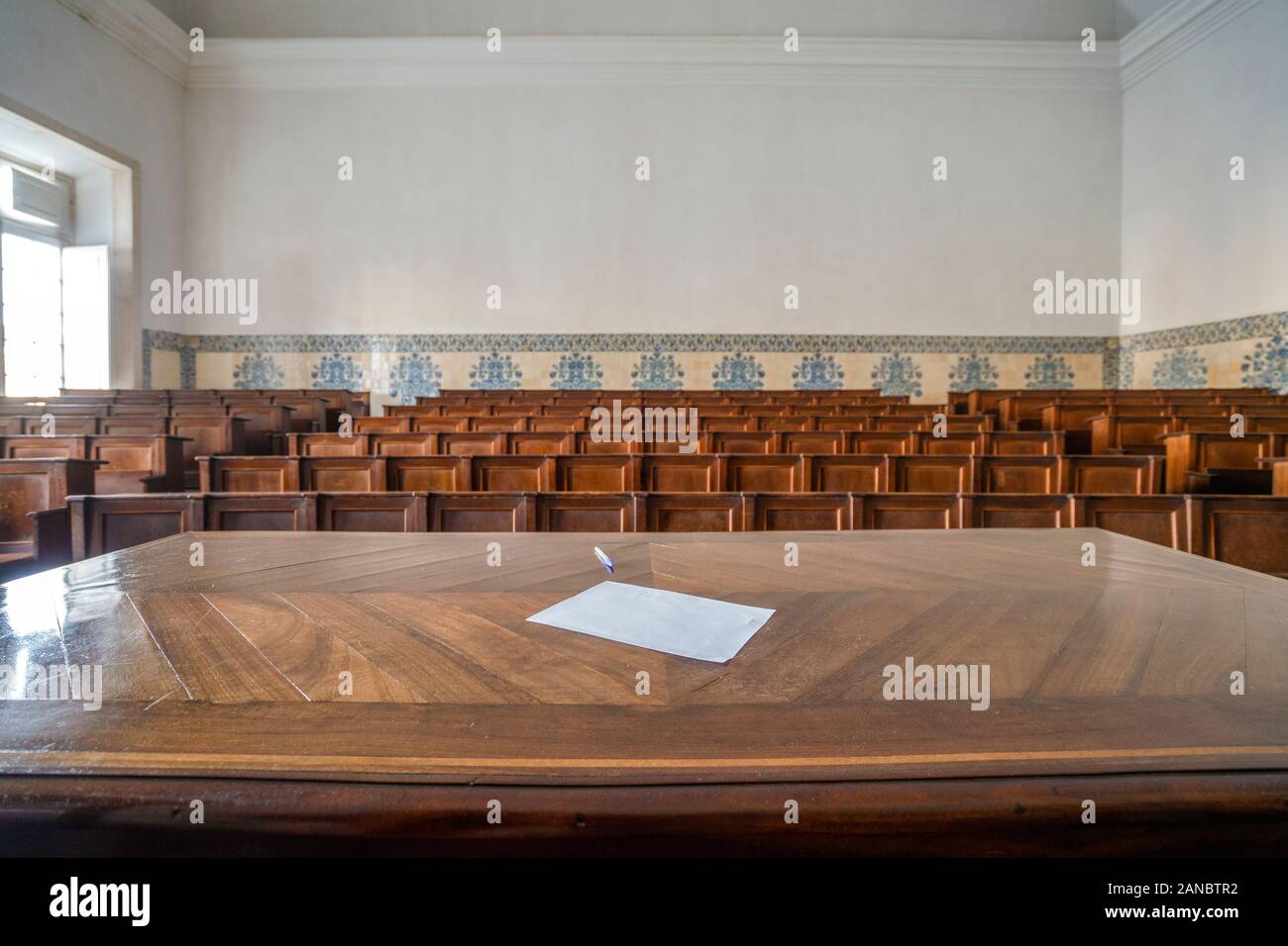 Empty auditorium nell Università di Coimbra - una delle più antiche università in Europa, Portogallo Foto Stock