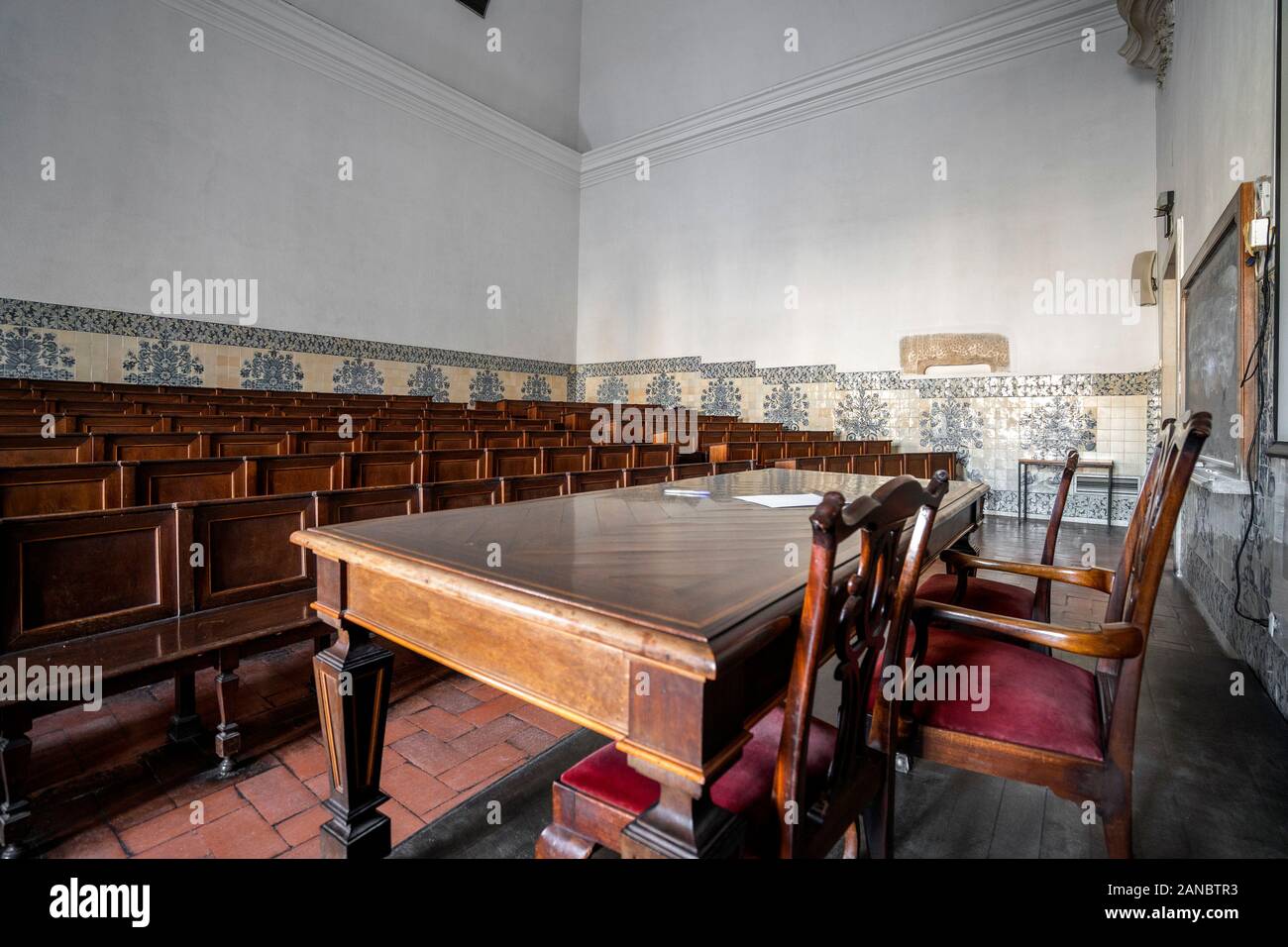 Empty auditorium nell Università di Coimbra - una delle più antiche università in Europa, Portogallo Foto Stock
