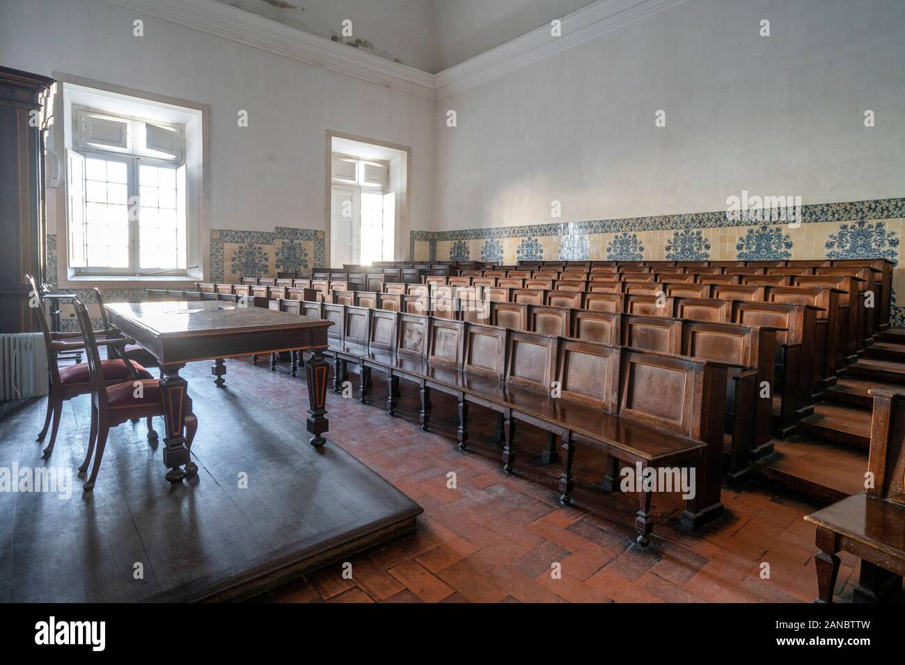Empty auditorium nell Università di Coimbra - una delle più antiche università in Europa, Portogallo Foto Stock