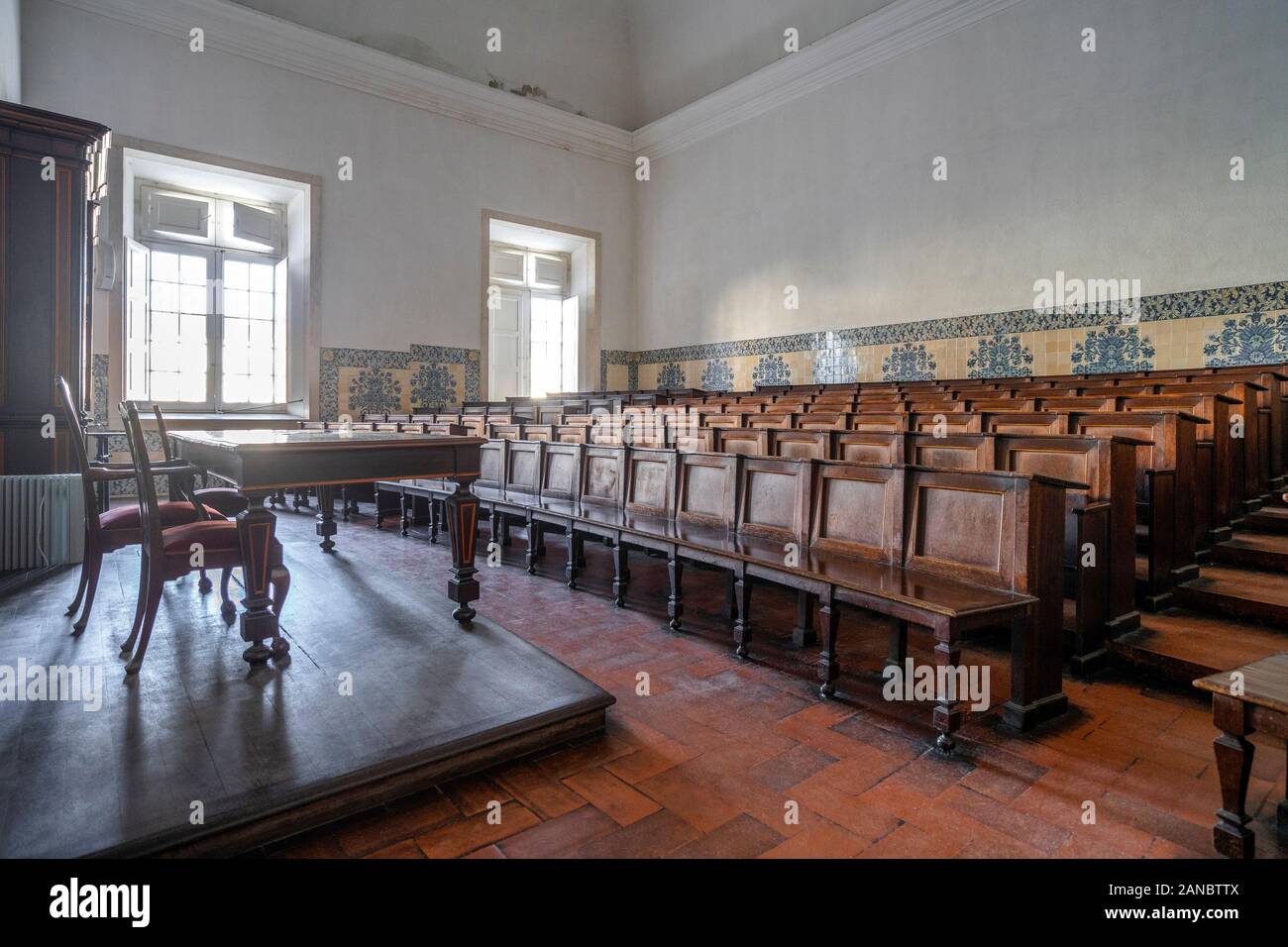 Empty auditorium nell Università di Coimbra - una delle più antiche università in Europa, Portogallo Foto Stock