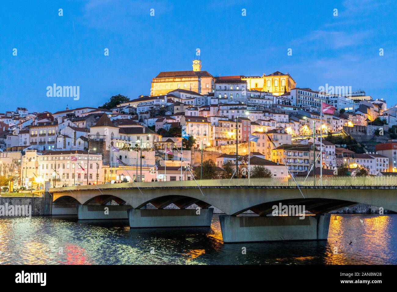 Bella e storica Coimbra cityscape con università alla sommità della collina di sera, Portogallo Foto Stock