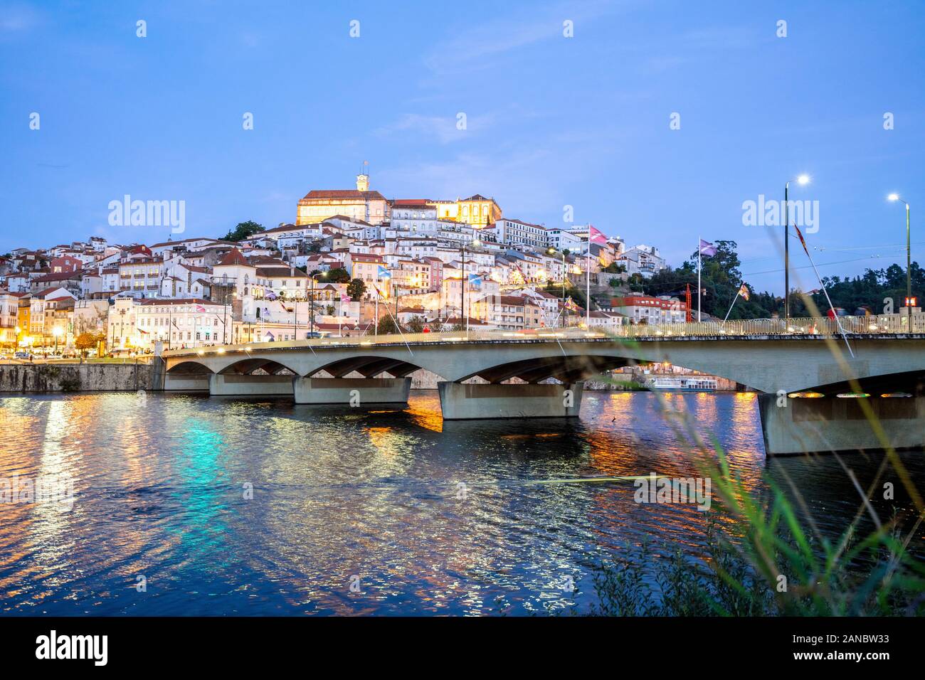 Bella e storica Coimbra cityscape con università alla sommità della collina di sera, Portogallo Foto Stock