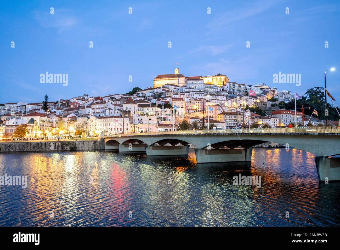 Bella e storica Coimbra cityscape con università alla sommità della collina di sera, Portogallo Foto Stock