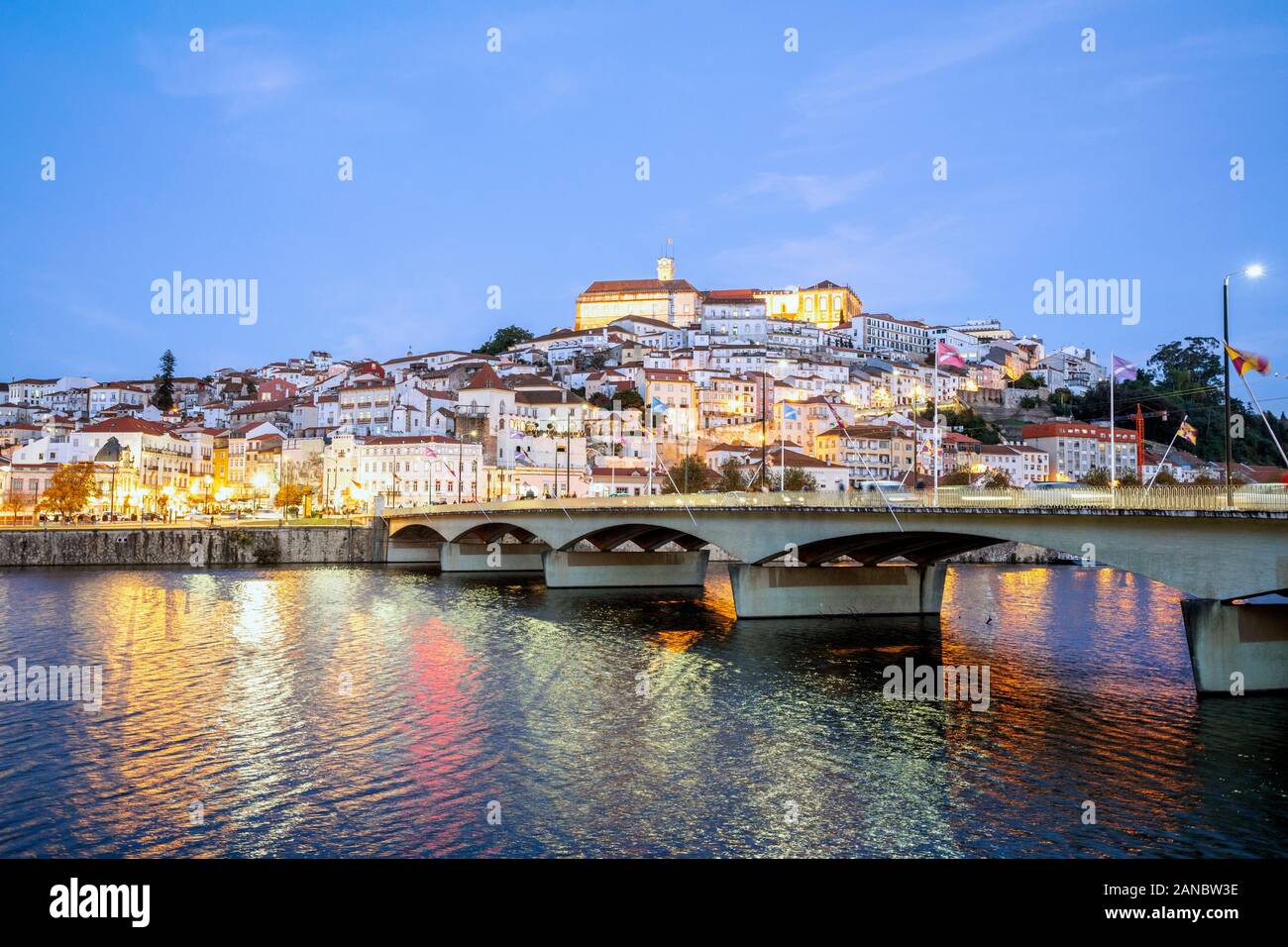Bella e storica Coimbra cityscape con università alla sommità della collina di sera, Portogallo Foto Stock