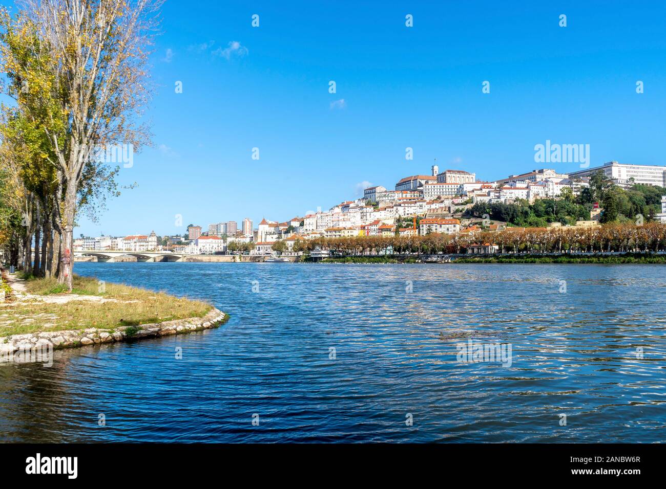 Bella e antica città di Coimbra situato sulla collina dal fiume Mondego, Portogallo Foto Stock