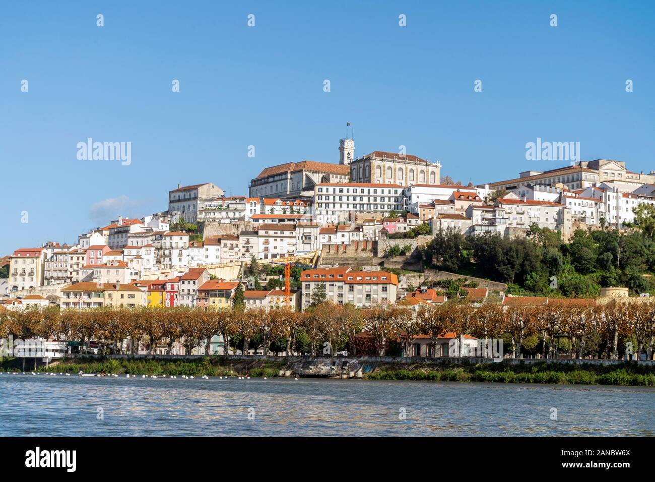 Bella e antica città di Coimbra situato sulla collina dal fiume Mondego, Portogallo Foto Stock