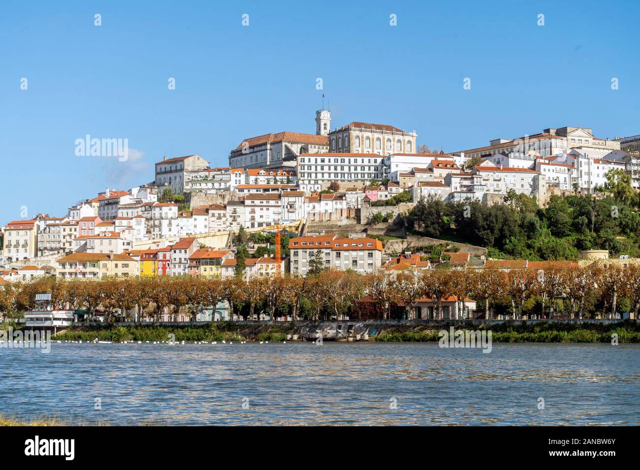 Bella e antica città di Coimbra situato sulla collina dal fiume Mondego, Portogallo Foto Stock