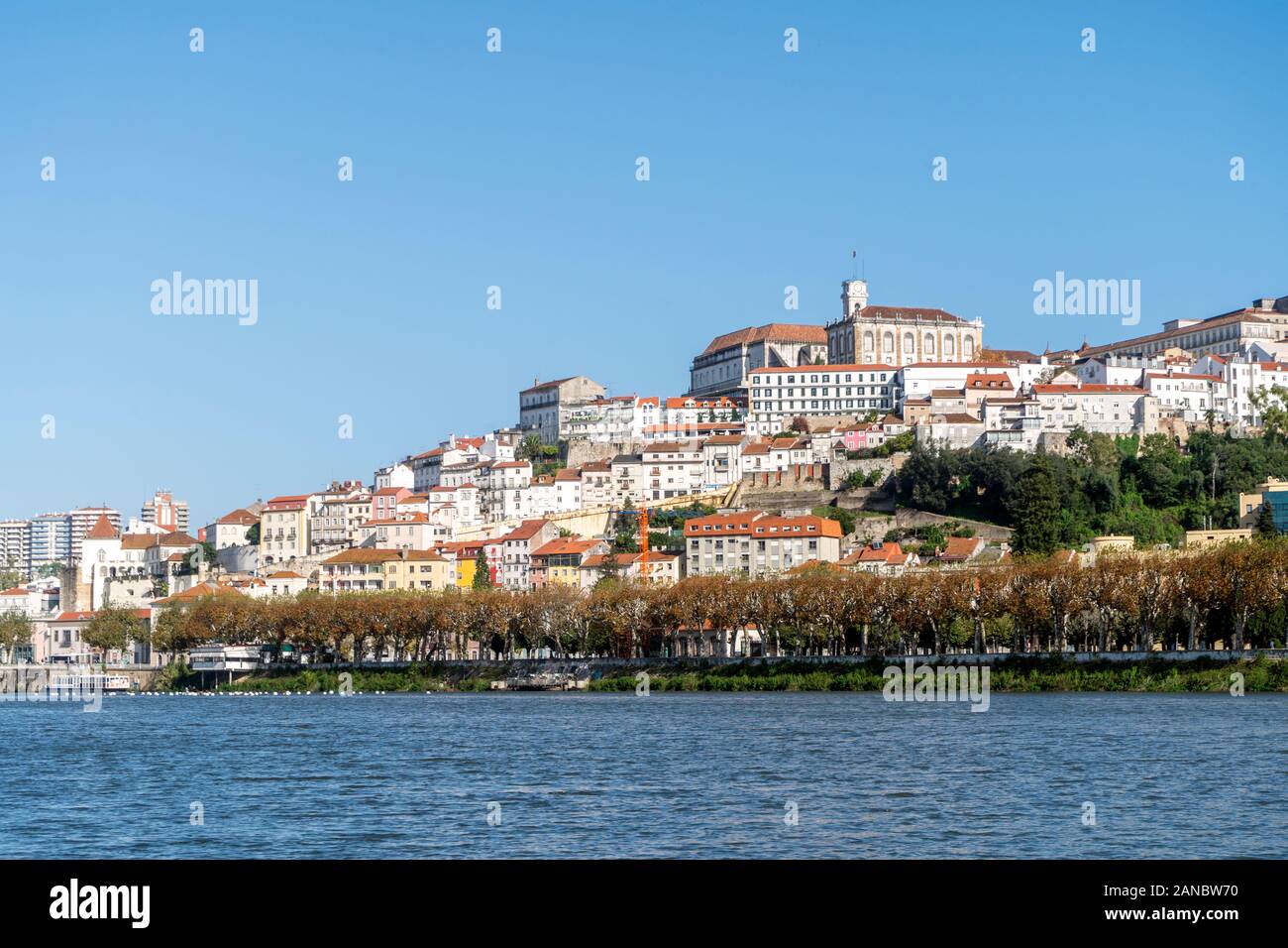 Bella e antica città di Coimbra situato sulla collina dal fiume Mondego, Portogallo Foto Stock
