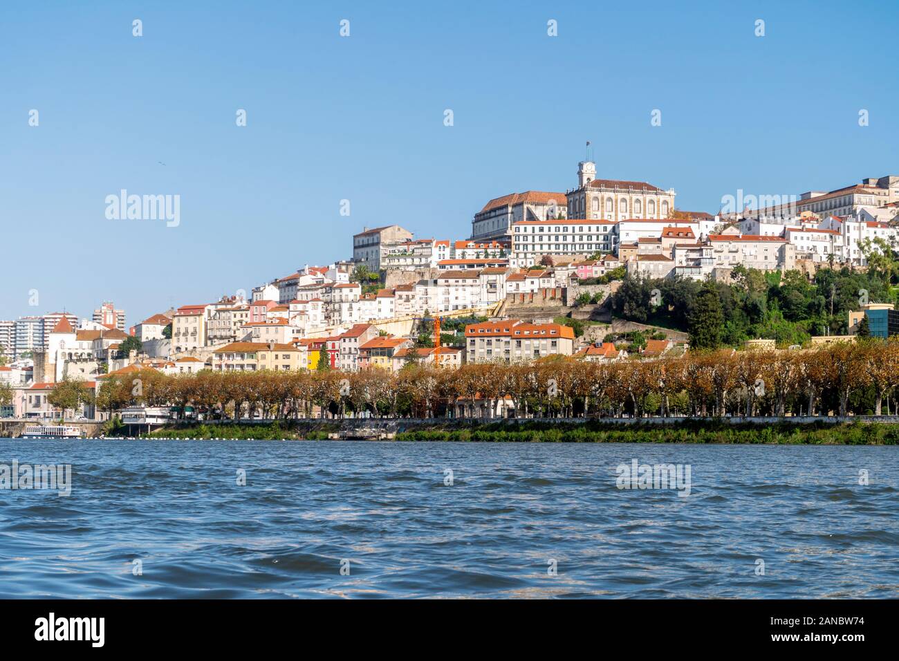 Bella e antica città di Coimbra situato sulla collina dal fiume Mondego, Portogallo Foto Stock