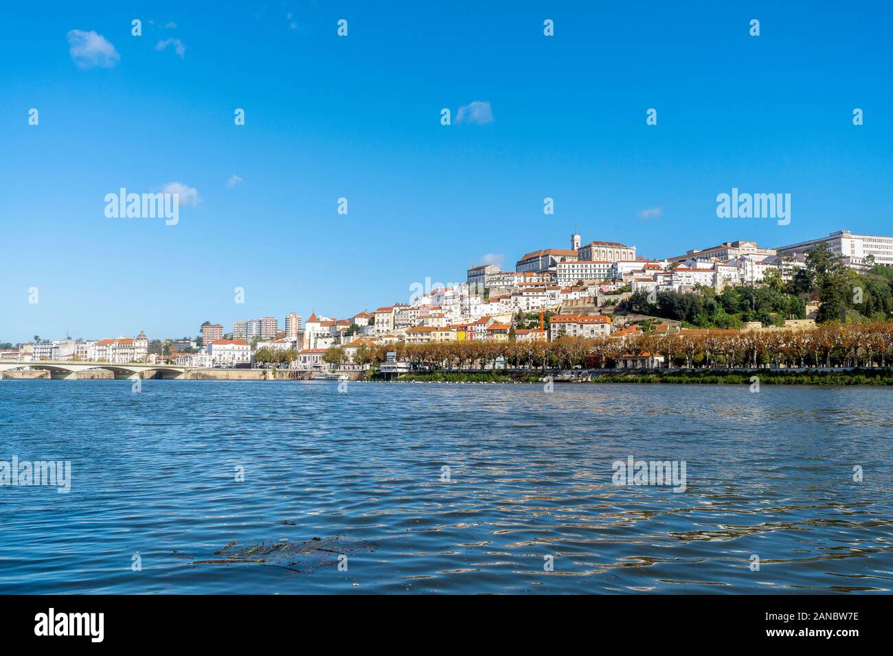 Bella e antica città di Coimbra situato sulla collina dal fiume Mondego, Portogallo Foto Stock