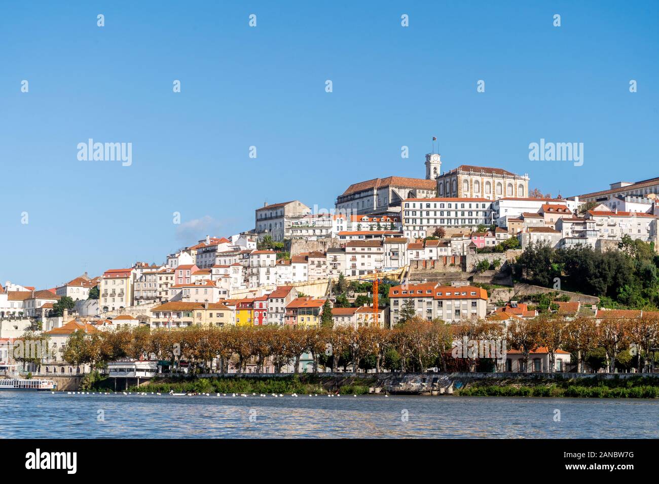 Bella e antica città di Coimbra situato sulla collina dal fiume Mondego, Portogallo Foto Stock