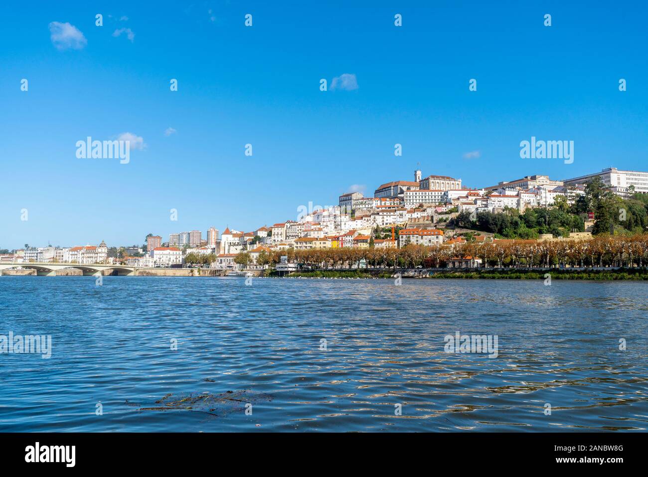 Bella e antica città di Coimbra situato sulla collina dal fiume Mondego, Portogallo Foto Stock