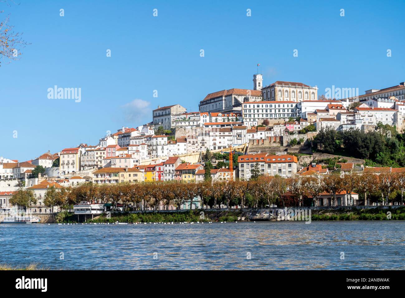 Bella e antica città di Coimbra situato sulla collina dal fiume Mondego, Portogallo Foto Stock