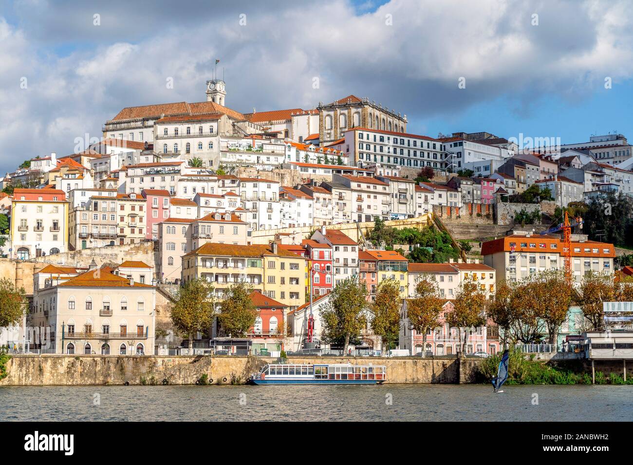 Bella e antica città di Coimbra situato sulla collina dal fiume Mondego, Portogallo Foto Stock