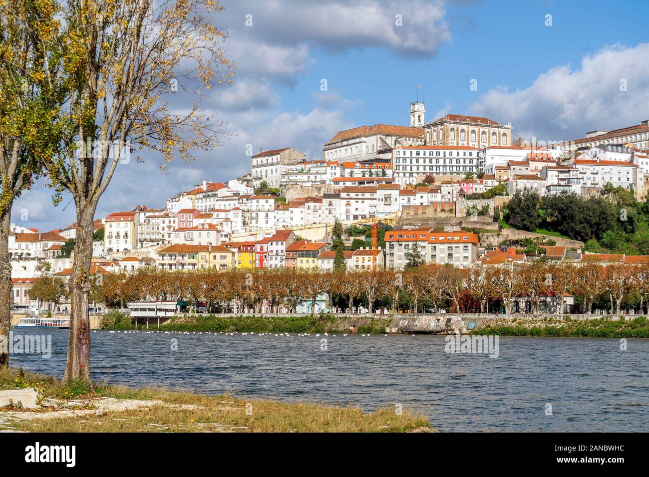 Bella e antica città di Coimbra situato sulla collina dal fiume Mondego, Portogallo Foto Stock
