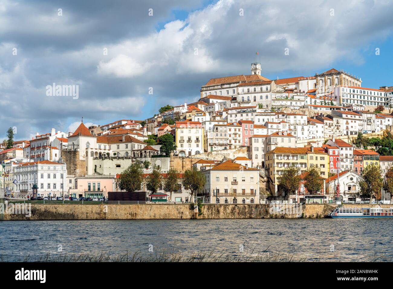 Bella e antica città di Coimbra situato sulla collina dal fiume Mondego, Portogallo Foto Stock