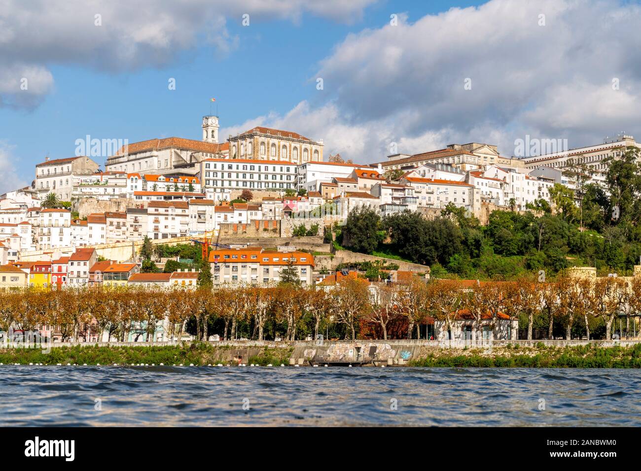 Bella e antica città di Coimbra situato sulla collina dal fiume Mondego, Portogallo Foto Stock